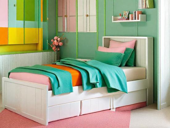 Green pink bed closeup