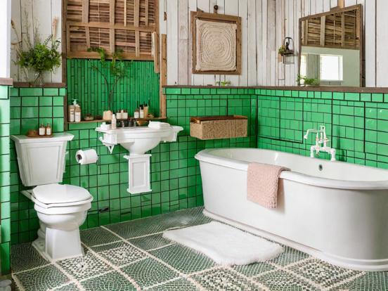 Colorful maximalist bathroom