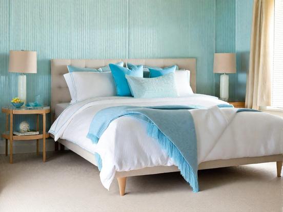 Teal bedroom with lamps